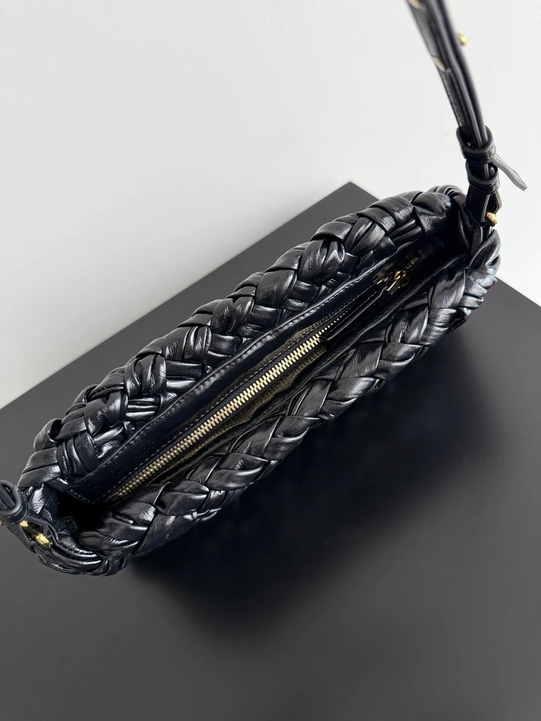 Batch 2560 BottegaVeneta's latest Kalimero cha cha fashionable chacha woven handbag, a solid product! This is really not easy to make. The oil-waxed cowhide used requires craftsmen with more than 10 years of experience to produce the effect. The hand-knitting process is very difficult and time-consuming. It is a very heavy-duty product. It has a unique texture and is worth buying. The length of the shoulder straps is also perfectly adjustable. Style number: 785780 Size: 28.5*15*6cm